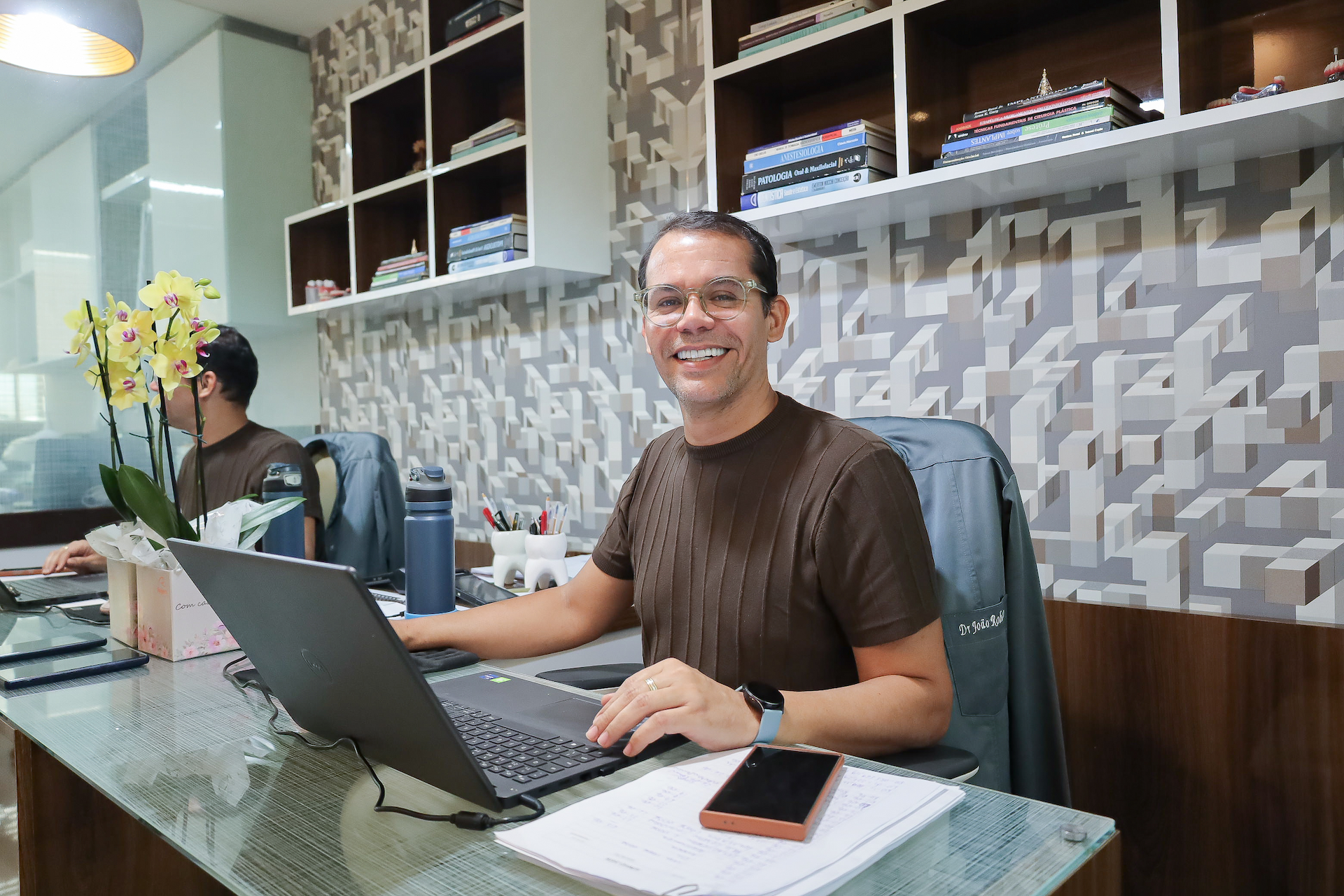 Dr. João Roberto na sala de avaliação da JR Implantes em Natal/RN
