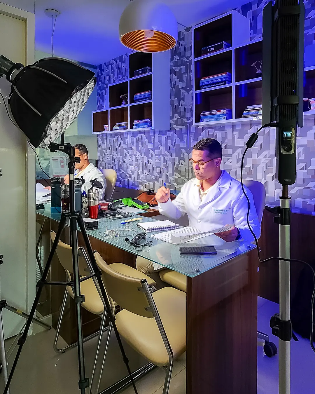 Dr. João Roberto planejando um caso clínico em seu consultório