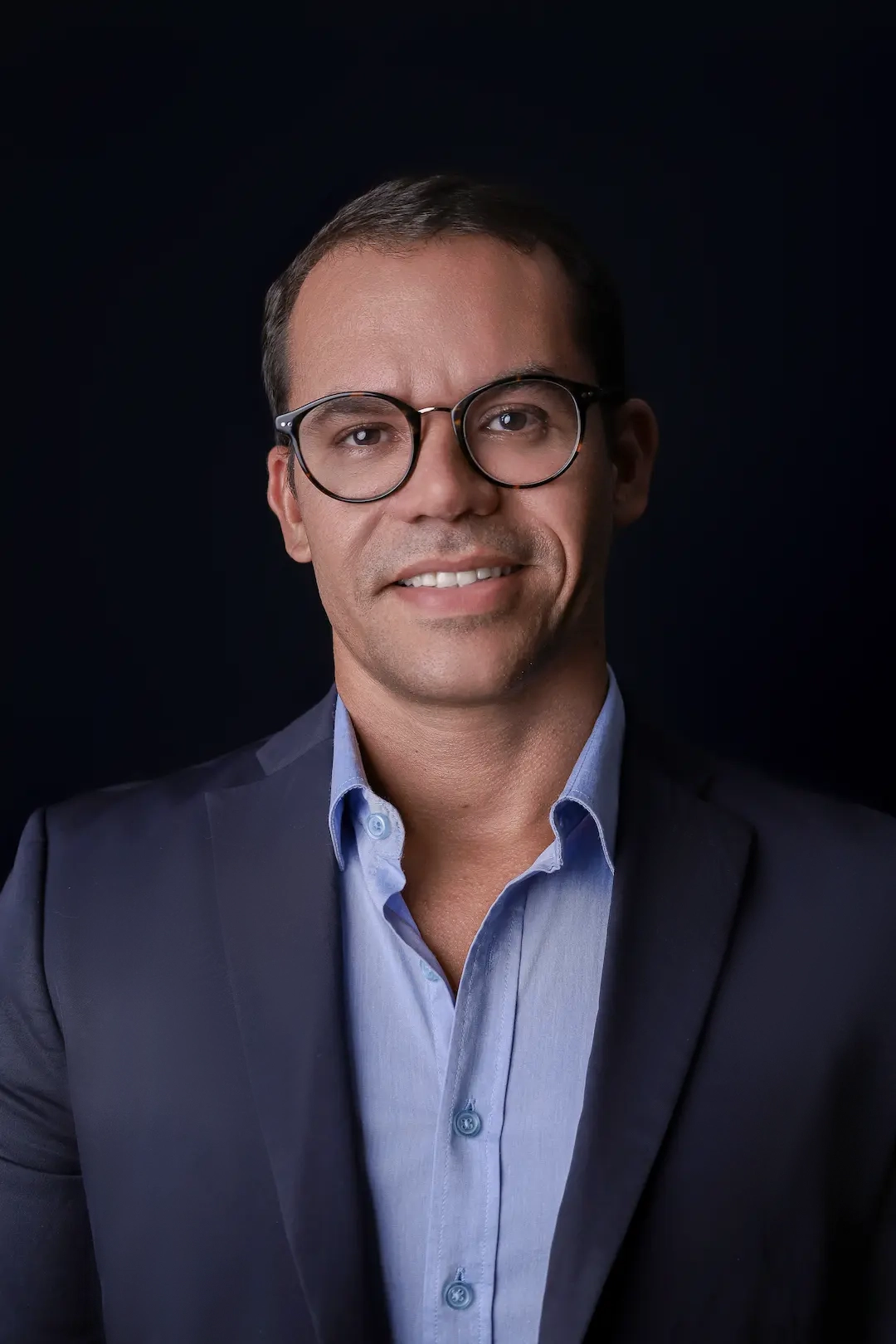 Dr. João Roberto, cirurgião-dentista especialista em implantes e reabilitação oral